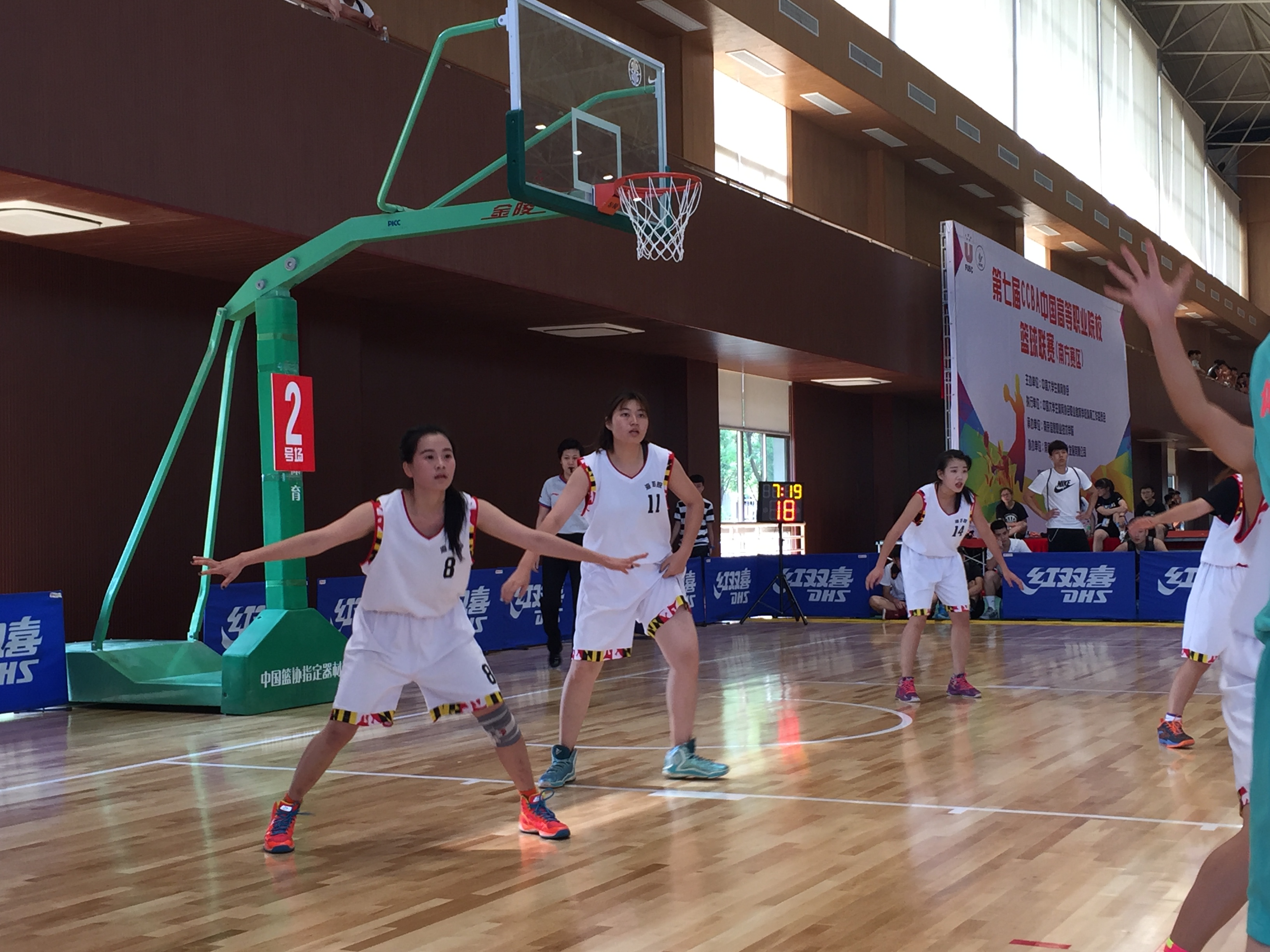 图二  我校女子篮球队在第七届CCBA全国高等职业院校篮球联赛（南方赛区）比赛现场