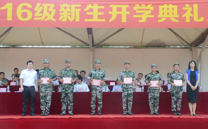 9月14日，张丽娟、张江华为获得“农金奖学金”的学生代表颁奖.jpg