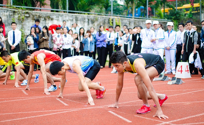 男子400米比赛现场（图书馆 梁平摄影）.jpg