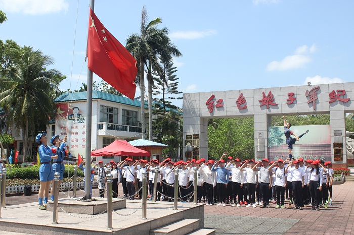 参加实践教学活动的师生在琼海红色娘子军革命烈士纪念馆举行升旗仪式（海职青年记者团 王小松摄影）.JPG