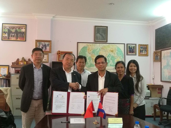 吴肖淮与柬埔寨国家职业技术学院签订合作备忘录.jpg
