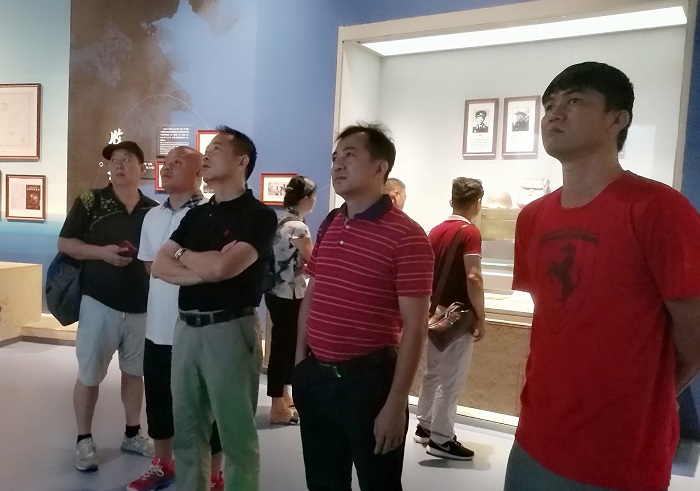 党员们参观中国（海南）南海博物馆（通识教育学院供图）.jpg